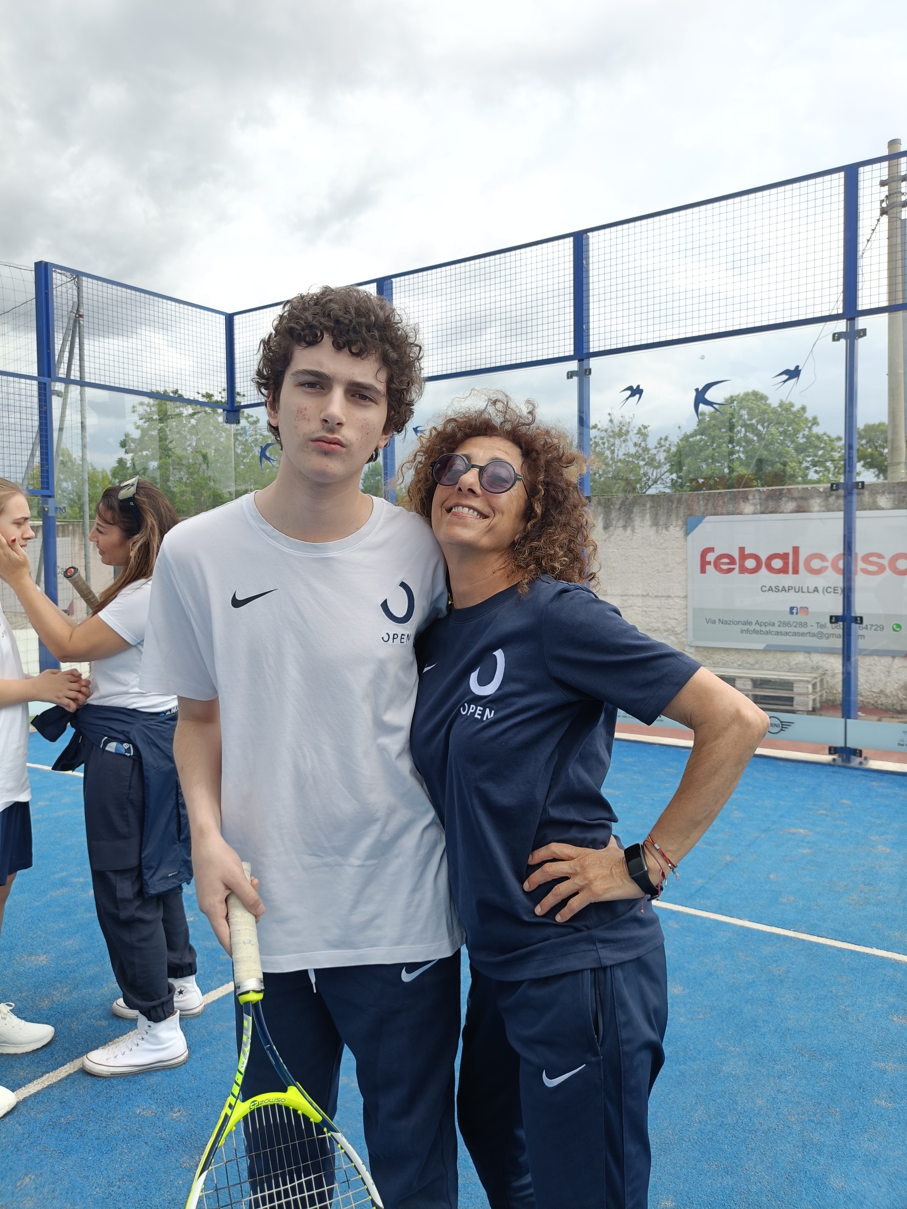 Coach e atleta sul campo blu