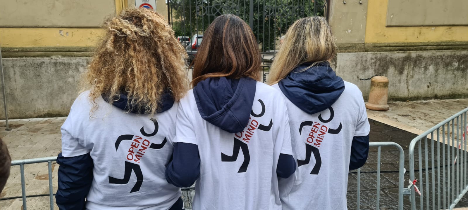 Ragazze con la felpa Open Mind
